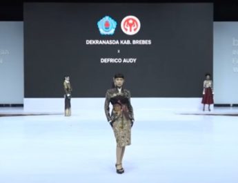 Batik Salem Brebes Tampil Memukau di IFW 2025, Gandeng Desainer Ternama Defrico Audy