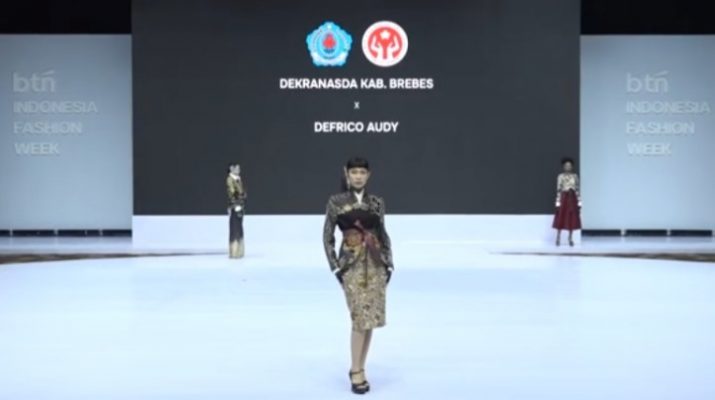 Batik Salem Brebes Tampil Memukau di IFW 2025, Gandeng Desainer Ternama Defrico Audy