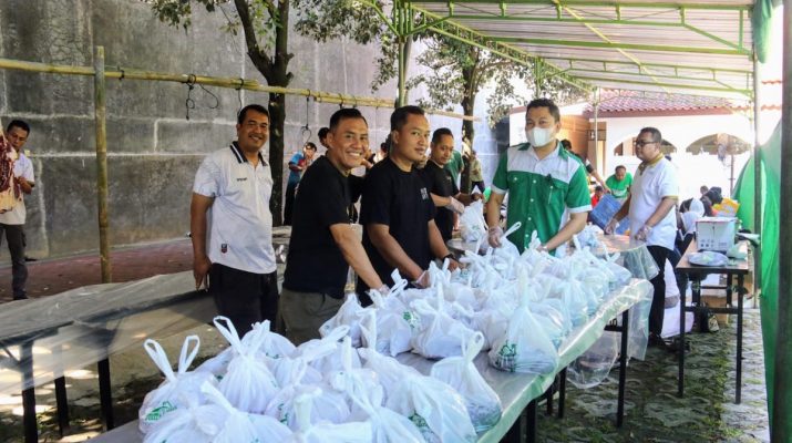 Lorin Group Solo Salurkan 1.100 Kantong Daging Kurban Idul Adha