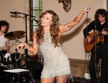 Miley Cyrus tidak Percaya Diri dengan Tubuhnya