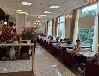 Spot Kuliner Baru di Jaksel, Bisa Ngopi dengan Pemandangan Fountain Plaza Senayan