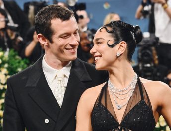 Dua Lipa Resmi Bertunangan dengan Aktor Callum Turner: