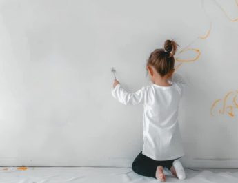 Anak Suka Coret-Coret? Jangan Dimarahi Dulu, Ini Rahasia di Baliknya!