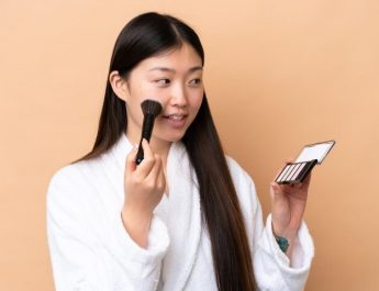 Auto Glowing! Ini Warna Blush On yang Bikin Wajah Kamu Segar Sesuai Warna Kulit