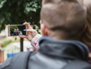 6 HP Android dengan Kamera Selfie Terbaik 2025