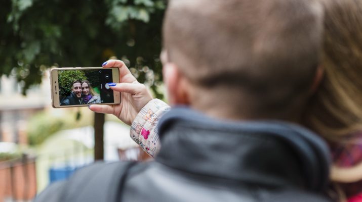 6 HP Android dengan Kamera Selfie Terbaik 2025