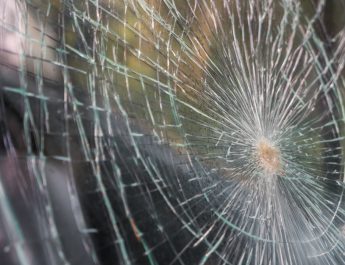 Satu Unit Mobil Terkena Lemparan Batu di Tol Jagorawi hingga Kaca Depan Rusak