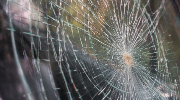 Satu Unit Mobil Terkena Lemparan Batu di Tol Jagorawi hingga Kaca Depan Rusak