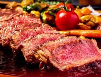 Menyantap Steak dengan Cita Rasa Asia di Pinggir Lapangan Golf