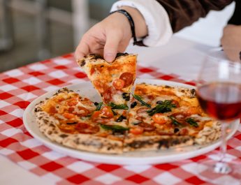 Promo Pizza Autentik di Solo: Beli 1 Gratis 1 di Grand Mercure Solo Baru!