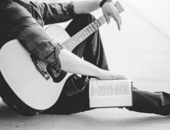 Chord Lagu Rohani Allah Peduli - Nikita: Lirik dan Kunci Gitar Mudah