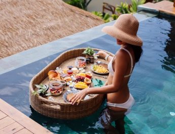Apa Itu Floating Breakfast? Pengalaman Sarapan Unik di Kolam Renang