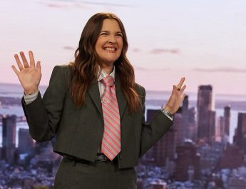 Drew Barrymore Tampil Tanpa Riasan di Usia 50