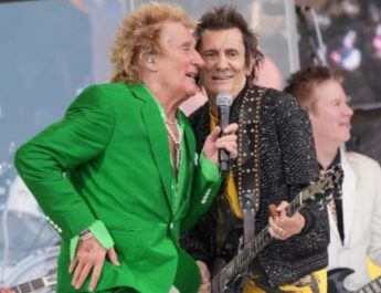 Rod Stewart Hadirkan Kejutan Saat Tampil Spesial di Glastonbury 2025