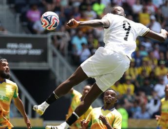 Pesta tujuh gol tercipta saat Dortmund menang 4-3 atas Mamelodi