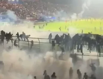 03 Juni 2012: Tragedi arogansi aparat dengan suporter Persebaya