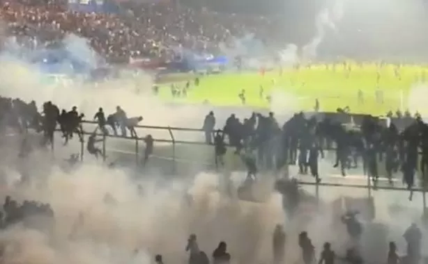 03 Juni 2012: Tragedi arogansi aparat dengan suporter Persebaya