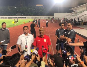 Simon Tahamata bersiap menolong sepak bola Indonesia