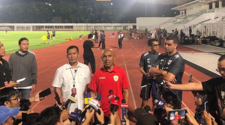 Simon Tahamata bersiap menolong sepak bola Indonesia