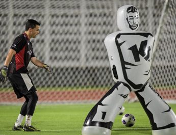 Kenakan gelang asal Lombok, Emil ingin selalu terikat dengan Indonesia