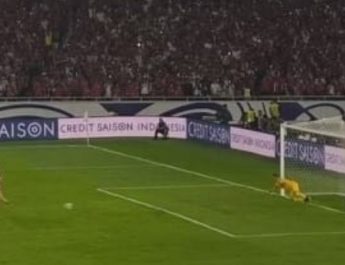 Babak Pertama: Indonesia unggul tipis atas China lewat gol penalti Ole Romeny