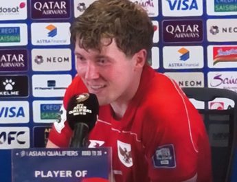 Lihat ibu di tribun, Ole Romeny dedikasikan gol kemenangan untuk keluarga