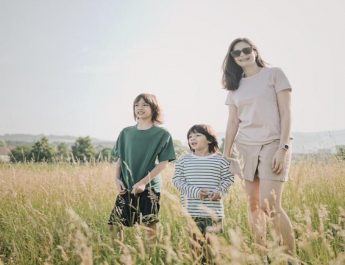 Gaya Liburan Anak Laki-Laki ala Bjorka dan Mars: Simpel, Nyaman, Tetap Keren!