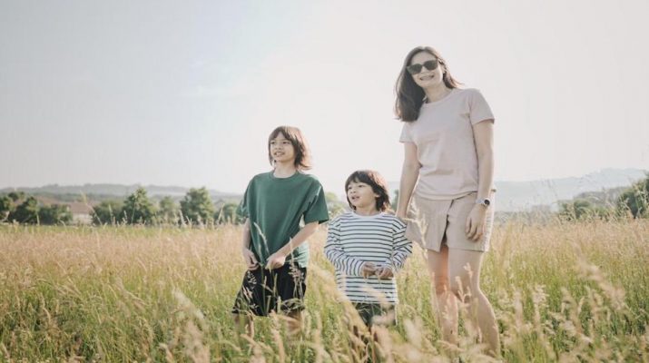 Gaya Liburan Anak Laki-Laki ala Bjorka dan Mars: Simpel, Nyaman, Tetap Keren!