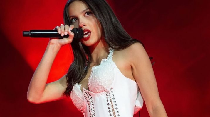 Olivia Rodrigo Tutup Glastonbury 2025 dengan Tampil Gemilang dan Penuh Emosi