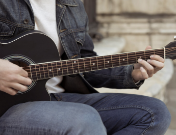 Chord dan Lirik Lagu Blue - Yung Kai: Kunci Gitar Mudah untuk Pemula