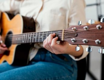 Chord Malam Bantu Aku - Lirik dan Kunci Gitar Semata Karenamu Mario Klau