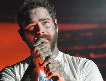 Post Malone Terpeleset di Atas Panggung, Tetap Lanjutkan Konser Tanpa Gangguan