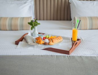 Pengertian dan Tugas Room Service: Panduan Lengkap