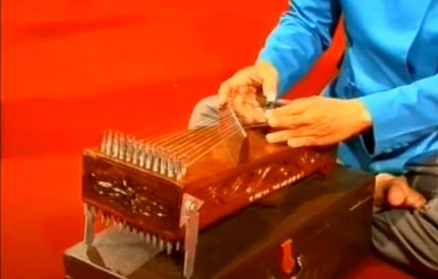 Mengenal Alat Musik Siter: Asal Daerah, Jenis, dan Cara Memainkannya