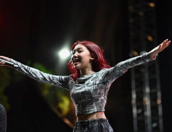 Jenaka Mahila Mengaku Senang Memasak Sambil Mendengarkan Lagu