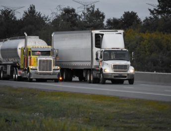 Trailer Truck: Pengertian dan Perbedaan dengan Truk Tronton