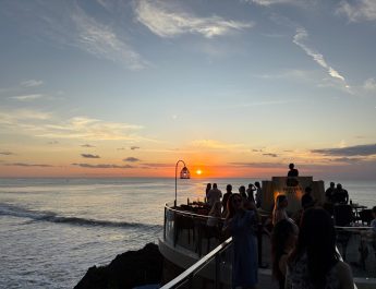 Rock Bar Bali, Tempat Asik Nikmati Sunset Ditemani Kuliner Lezat di Bali
