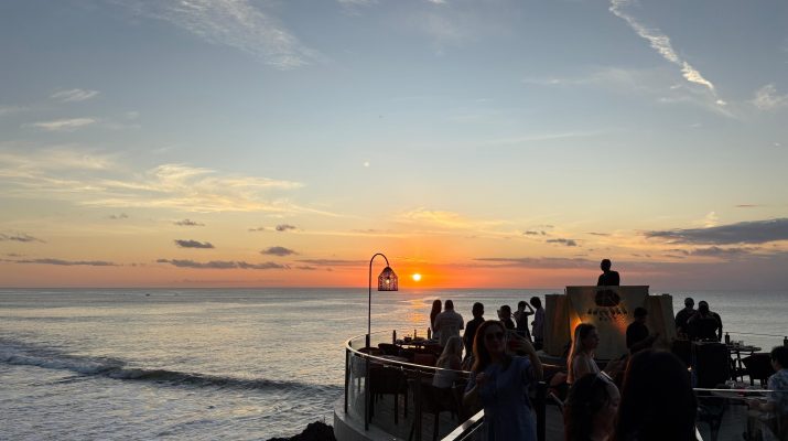 Rock Bar Bali, Tempat Asik Nikmati Sunset Ditemani Kuliner Lezat di Bali