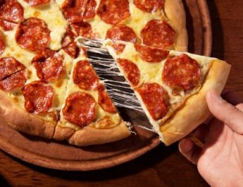 Meaty Pizza Hut: Jenis Isian, Topping, dan Harga Terbaru 2025