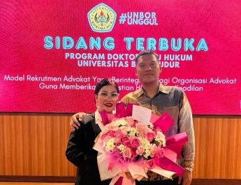 Anak dan Ibu, Adya Laksmana dan Enita Adyalaksmita Raih Gelar Doktor Hukum di Universitas Borobudur