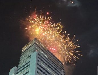 Pertunjukan kembang api dan drone di Bundaran HI sambut tahun 2025