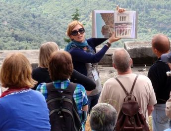 Tour Guide: Pengertian dan Peran Penting dalam Wisata