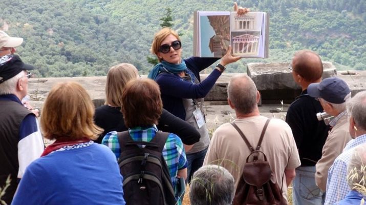 Tour Guide: Pengertian dan Peran Penting dalam Wisata