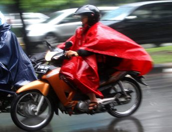 Jangan Gunakan Jas Hujan Ponco Saat Bersepeda Motor Saat Hujan