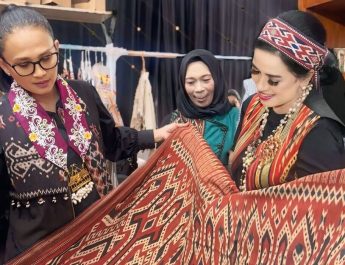 Pesona Tenun Kalumpang, Warisan Budaya Sulbar Hadir di Bazar Kreasi Bhayangkari Nusantara 2025