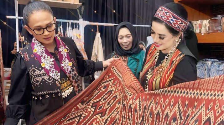 Pesona Tenun Kalumpang, Warisan Budaya Sulbar Hadir di Bazar Kreasi Bhayangkari Nusantara 2025