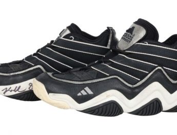 Sepatu yang Dipakai Kobe Bryant Saat Debut Starter NBA Terjual Rp3,9 Miliar