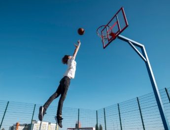 Rebound Adalah: Pengertian, Cara, dan Teknik Jitu dalam Basket