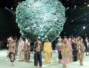 Busana Biyan A Chromatic Reverie: Warisan yang Menyala dalam Warna dan Emosi