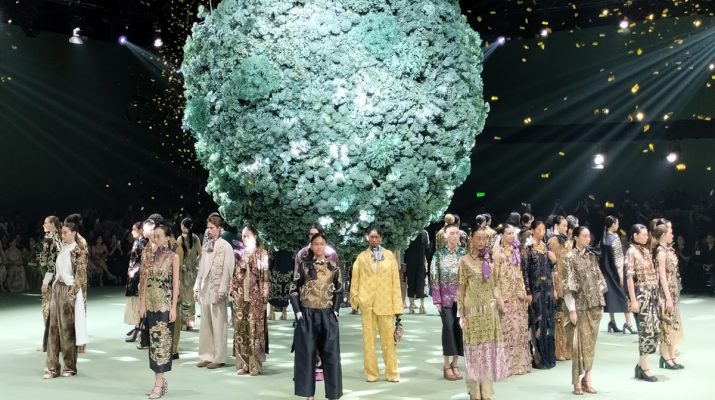 Busana Biyan A Chromatic Reverie: Warisan yang Menyala dalam Warna dan Emosi